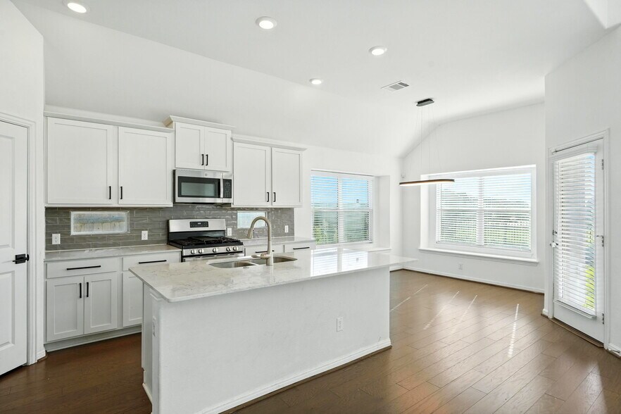 Building Photo - 1544 Devine Lake Bnd