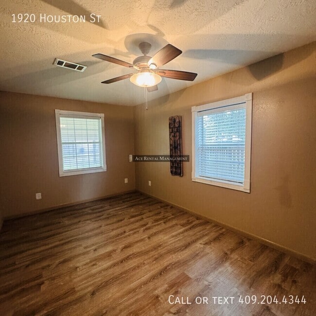 Building Photo - 1920 Houston St