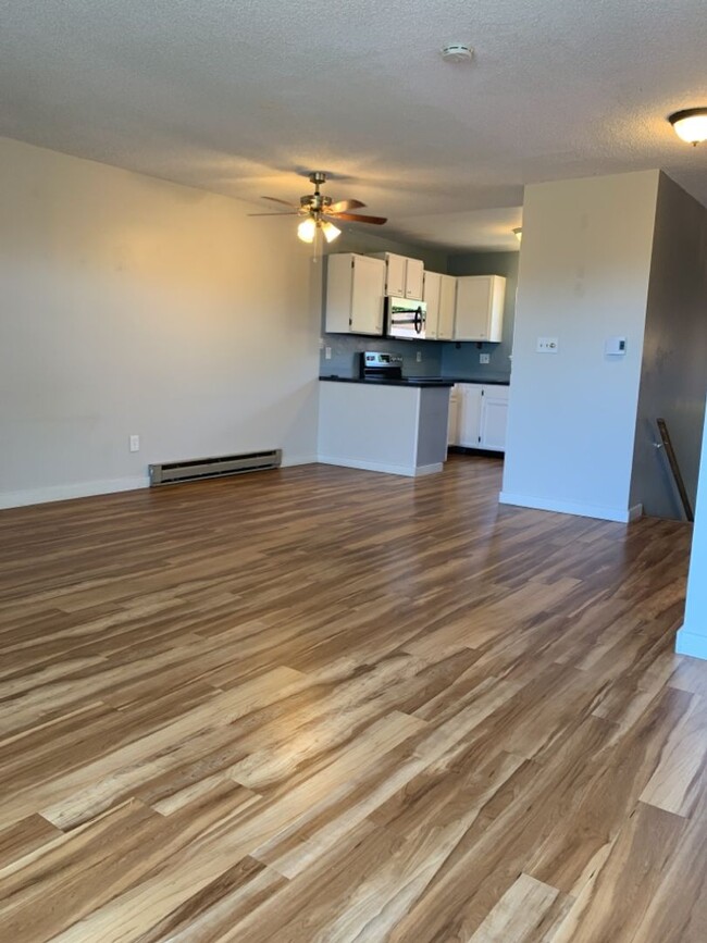 Building Photo - STUDENTS WELCOME! Lovely 2 Bed 1.5 Bath To...