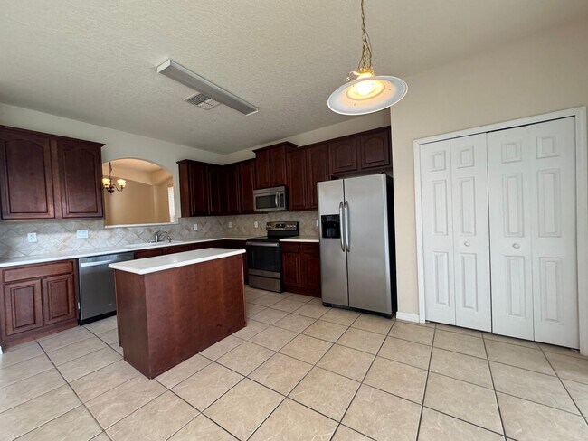 Building Photo - Spacious house with 6 bedrooms and 4.5 bathrooms to call home