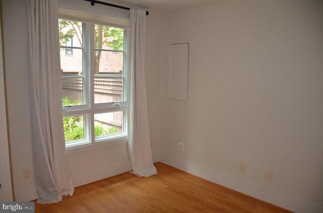 Building Photo - 708 N Henry St
