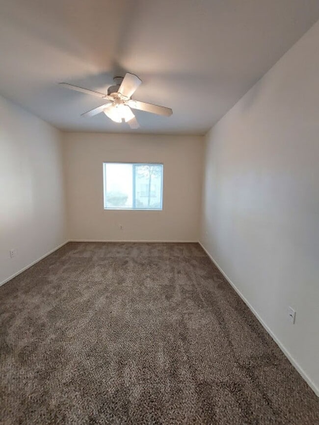 Building Photo - Excellent 2 bed 2 ba in a gated community