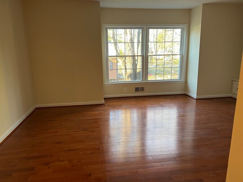 Living room 1/4 - 2105 Bucknell Ter