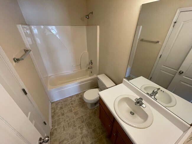 Building Photo - BRIDGEWATER HOME! PRE-LEASING FOR AUGUST 1 2026! 1/2 Off Deposit!