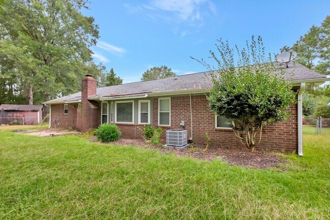 Building Photo - Charming Single-Story Home with Huge Backy...