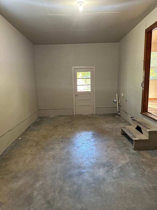 Building Photo - Available Now! 3-Bed, 1-Bath Home in central Springdale + Garage and Large, Fence-In Backyard!