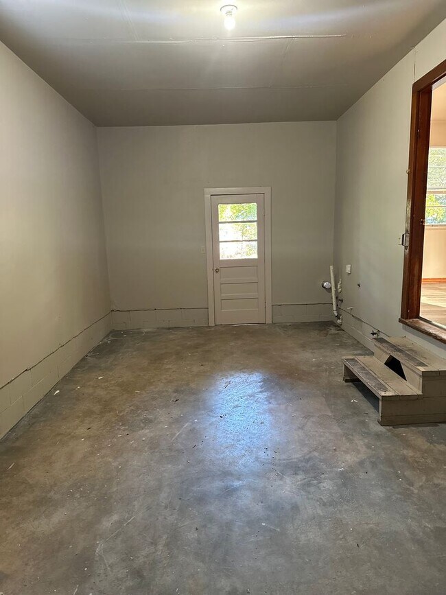 Building Photo - Available Now! 3-Bed, 1-Bath Springdale Ho...