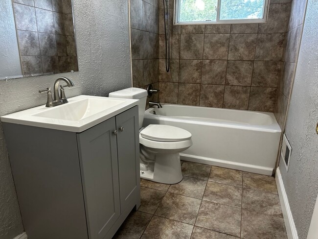 Building Photo - 3 BEDROOM HOME IN WARREN