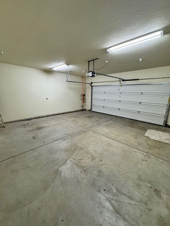 Building Photo - Upscale Modern 4 Bed | 2.5 Bath – Yard Mai...