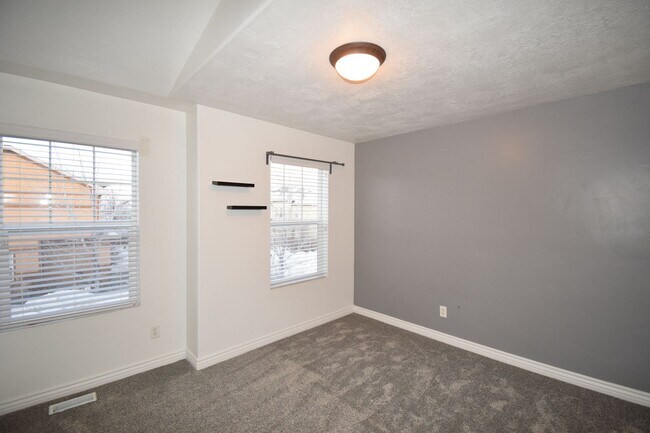 Building Photo - 3 Bedroom 3 Bath Townhome in Sun Crest!!!
