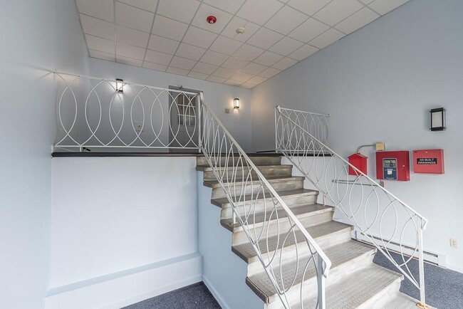 Building Photo - 1560 Douglas Ave