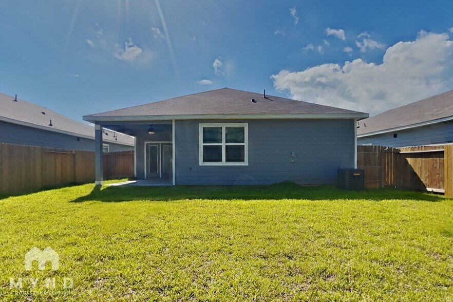 Building Photo - 15475 Maple Ter Dr