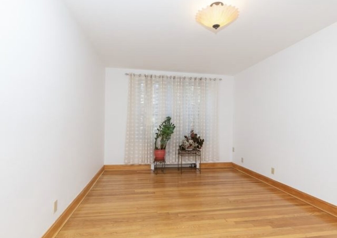 Larger bedroom - 60 Sutherland Rd