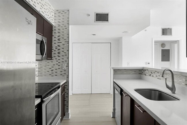 Building Photo - 1155 Brickell Bay Dr
