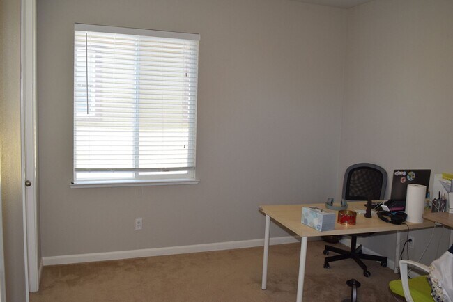 Building Photo - 904 Campfire Cir