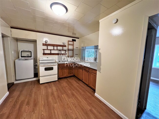 Building Photo - 216 E 11th- 2 bedroom house