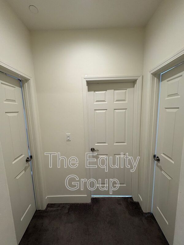 Building Photo - 2234 S Oakhurst Ct