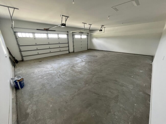 Building Photo - Beautiful 3 Bed / 2 Bath Home with 3-Car G...