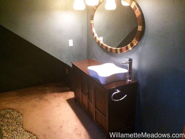 Building Photo - Amazing 4 Bedrooms, 2 Bathrooms, House in South Salem