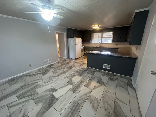 Building Photo - 3604 Hydrangea St