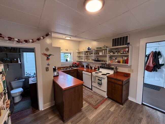 Building Photo - PRELEASING: 4 bdrm/1bath Sunny York Neighborhood home!