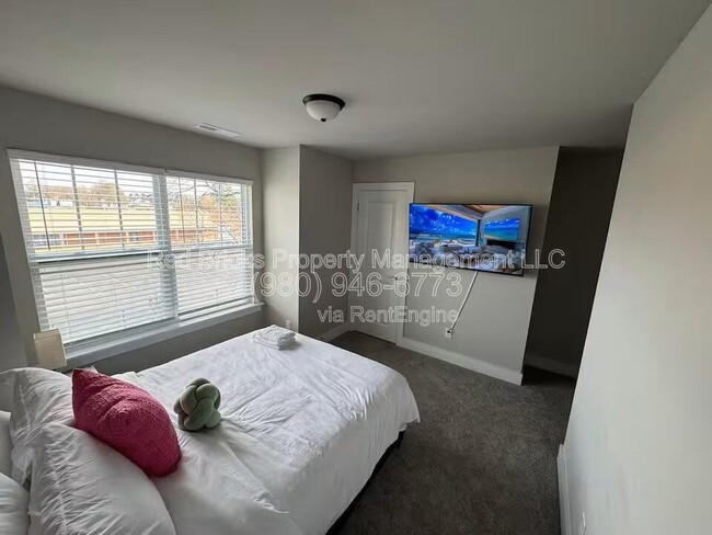 Building Photo - 4122 Salient St