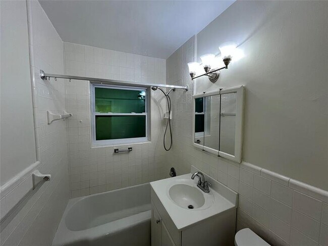 Building Photo - 1636 NE 18th St