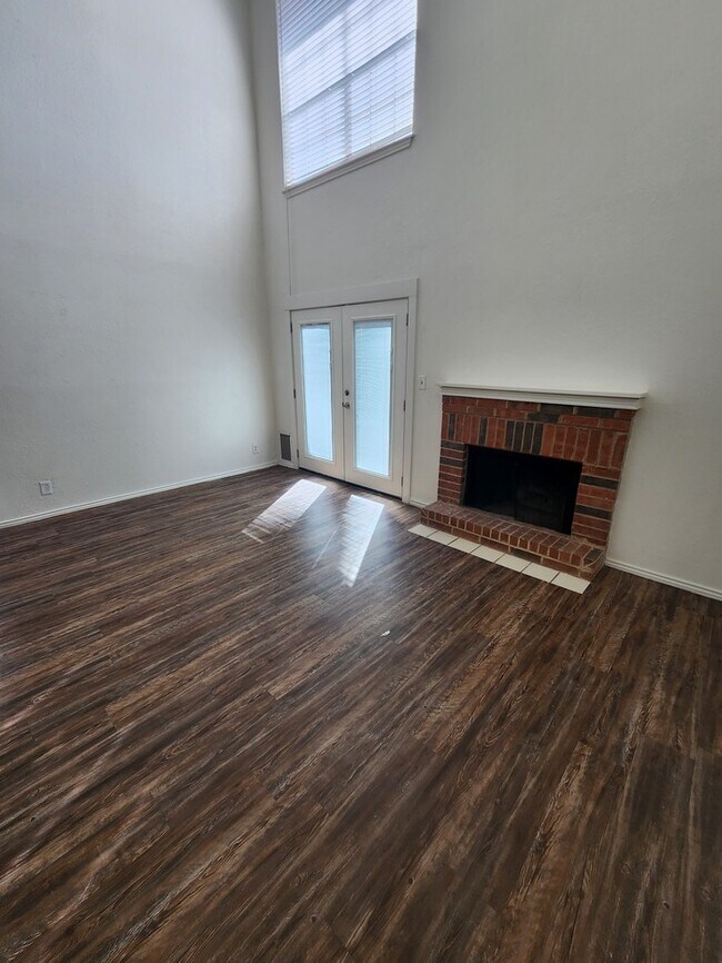 Building Photo - 2 story townhome, 2 bed 2.5 bath