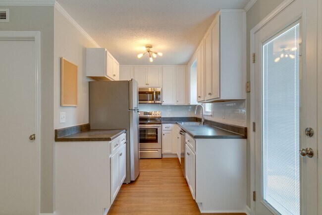 Building Photo - Columbia, TN Two Bedroom Duplex at 1027 Ch...