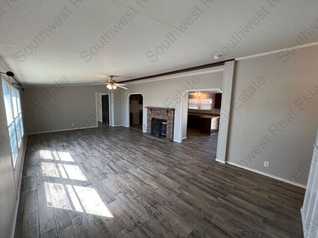 Building Photo - Spacious 3 bedrooms 2 baths home- Storage ...