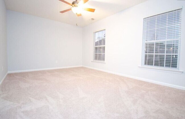 Building Photo - Large 3 bedroom 2 living room house w comm Pool!
