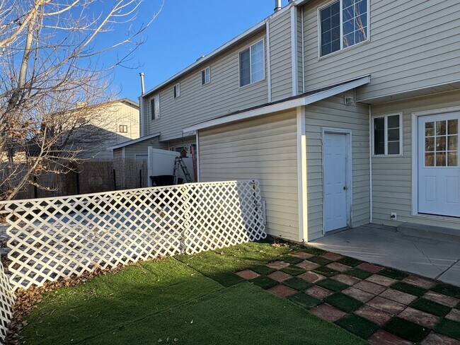 Building Photo - 481 1/2 Tracy Dr