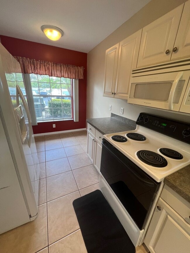 Building Photo - 2160 Heron Lake Dr