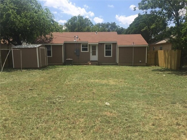 Building Photo - 3 bedroom, 1 bath, NEW hardwood floors!