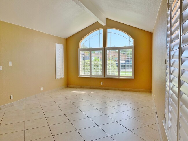Building Photo - 4 Bedroom Home in Hollister