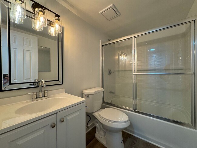 Building Photo - Spacious 5 Bed 3 Bath Home Walking Distanc...