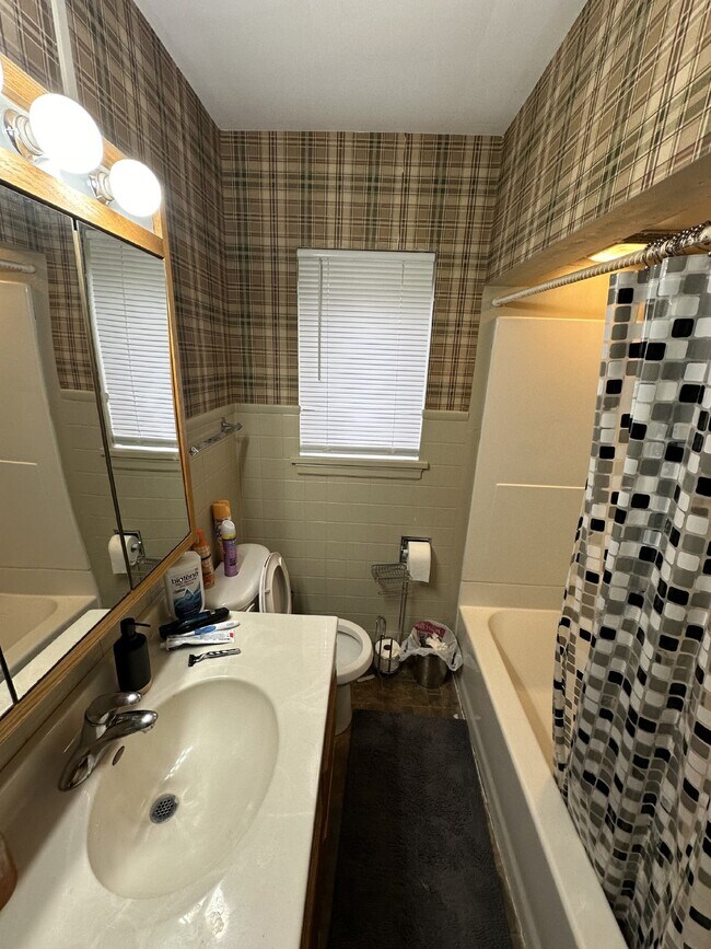 Building Photo - One Bedroom One Bath Unit in Triplex near Downtown and UWEC!