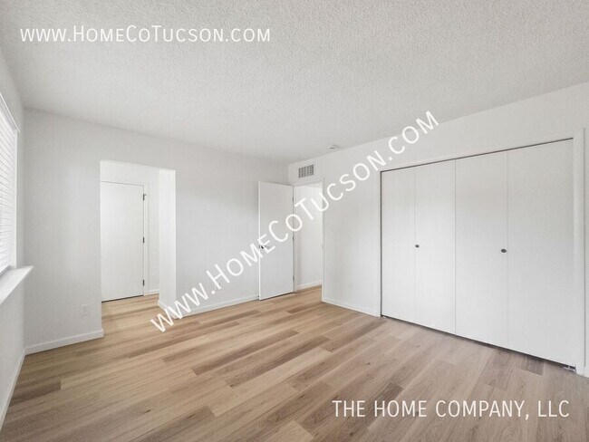 Building Photo - 5123 Paseo Las Palmas
