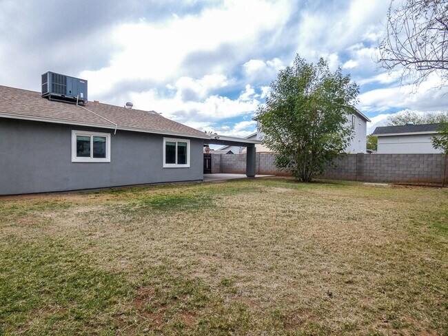 Building Photo - 2834 E Coralbell Ave