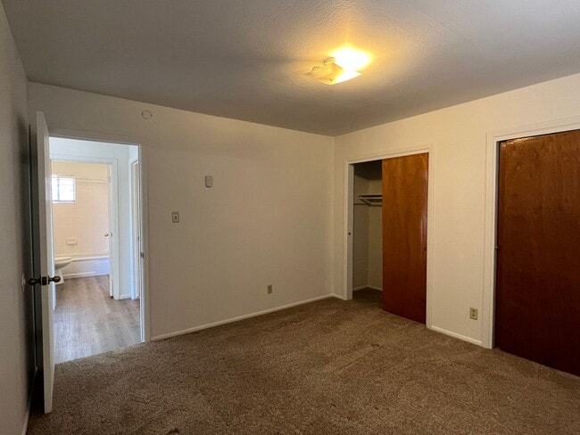 Building Photo - 2bed/1 bath duplex unit