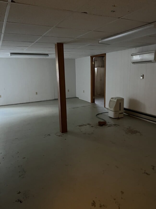 Building Photo - 3 Bdrm / 2 Bath House on a Corner Lot. Clo...