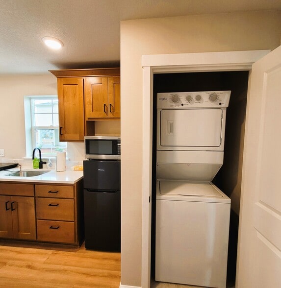 In-Unit washer/dryer - 7471 SE Kinnaman St