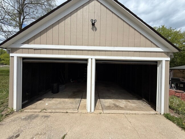 Building Photo - 208 W Nippersink Rd
