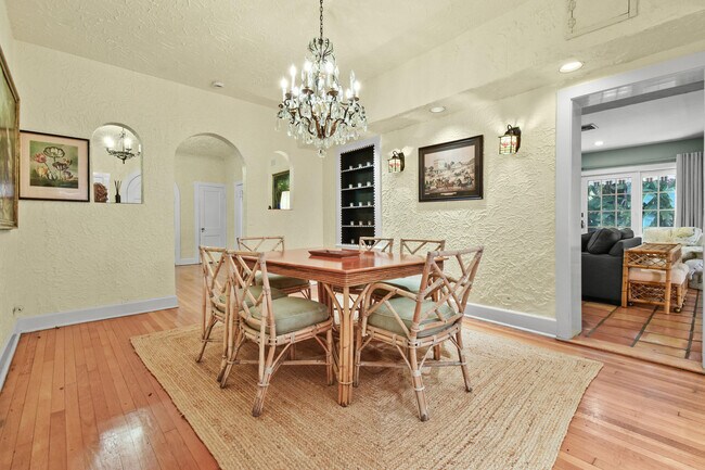 Building Photo - 194 Almeria Rd