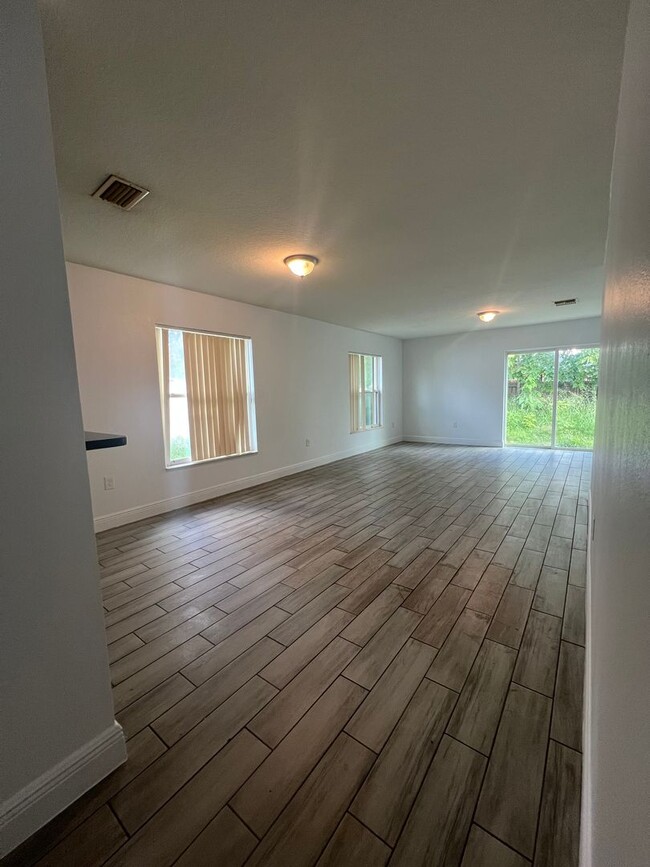 Building Photo - Beautiful 3-bedroom 2 bath single story home in SW Orlando near International Drive