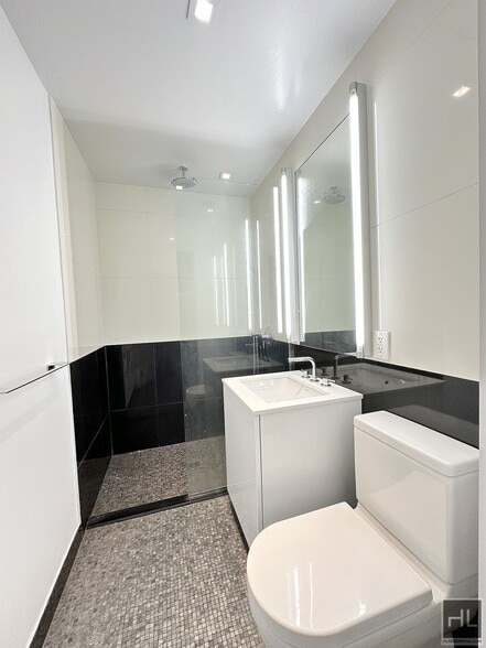 Building Photo - KING SIZE 1 bedroom 1 bathroom with washer and dryer.