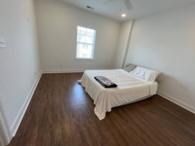 Building Photo - 662 Cottage Grv Cir