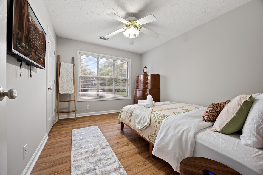 Building Photo - 350 Saddle Bridge Dr