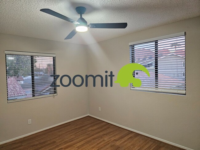 Building Photo - Cute 2 bedroom 2 bath condo in gated community