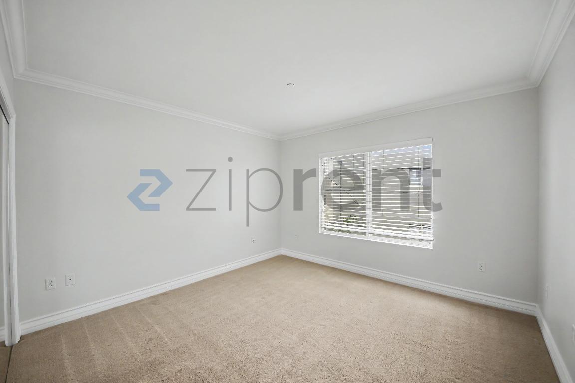 Building Photo - Unit 204